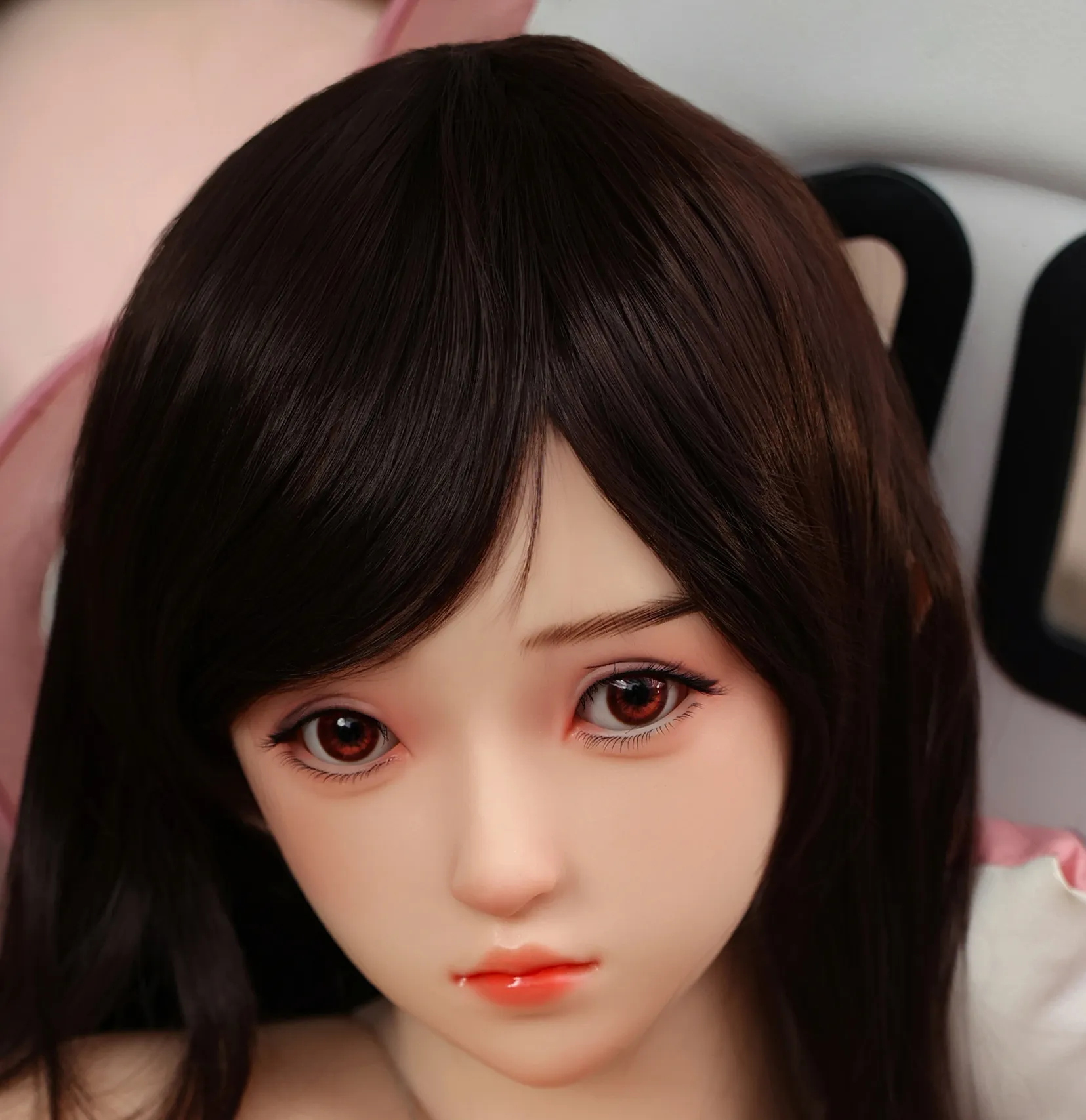 【業界の裏側】ラブドール選びの決定打：TPE vs シリコン「抱き心地」と「維持費」の真実