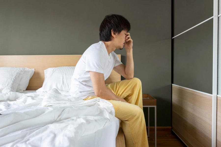 ラブドールは早漏を改善するのに役立つのか悩む男性のイメージ